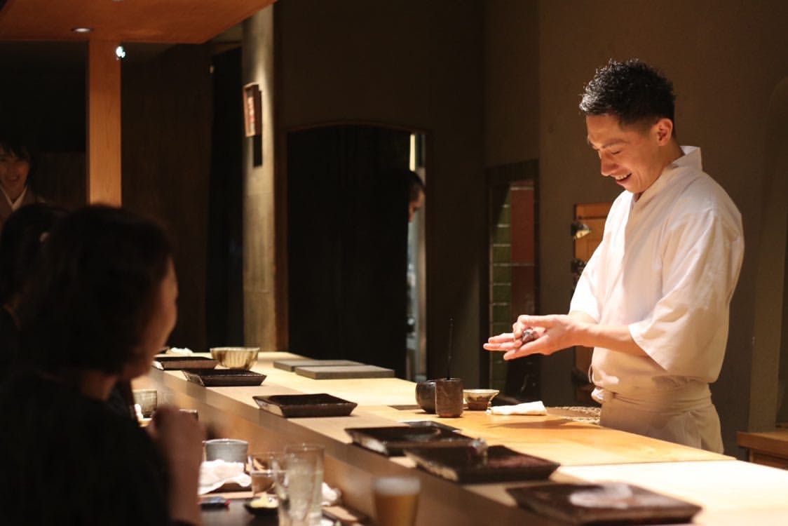 カウンターに立つ店主・石渕佳隆氏。Preview限定の第三者掲載写真。