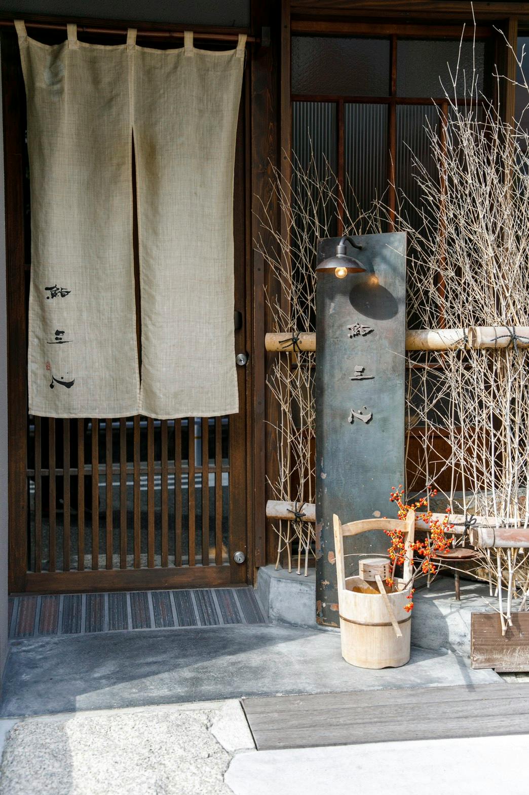 鮨 三心の長屋の入口。Preview限定の第三者掲載写真。